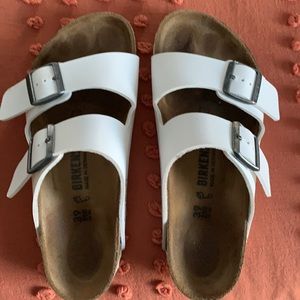 Birkenstock white sandal size 39. Worn a few times.